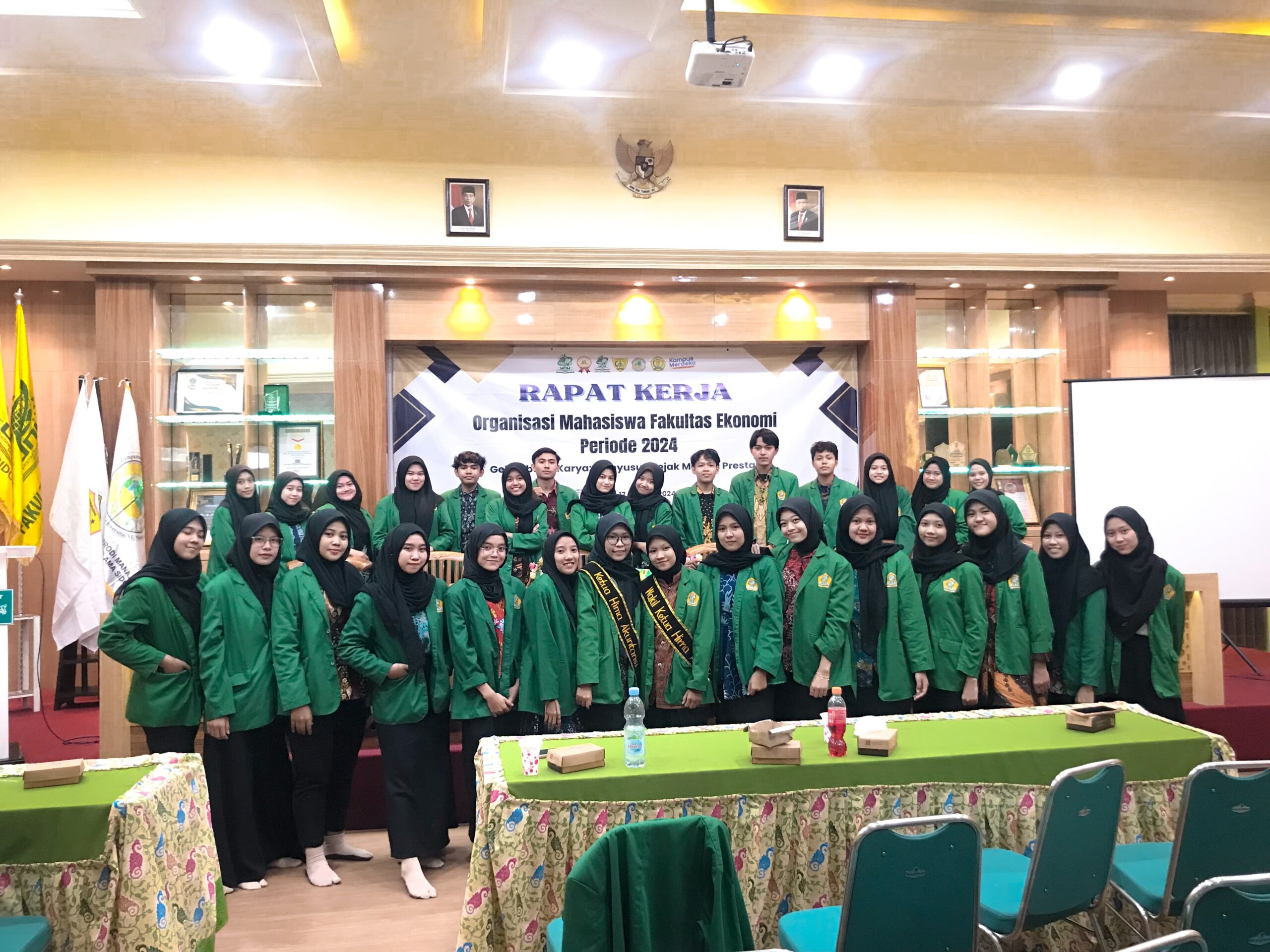 Rapat Kerja Organisasi Mahasiswa Fakultas Ekonomi Periode 2024 - Gelombang Karya : Menyusun Jejak Menuju Prestasi